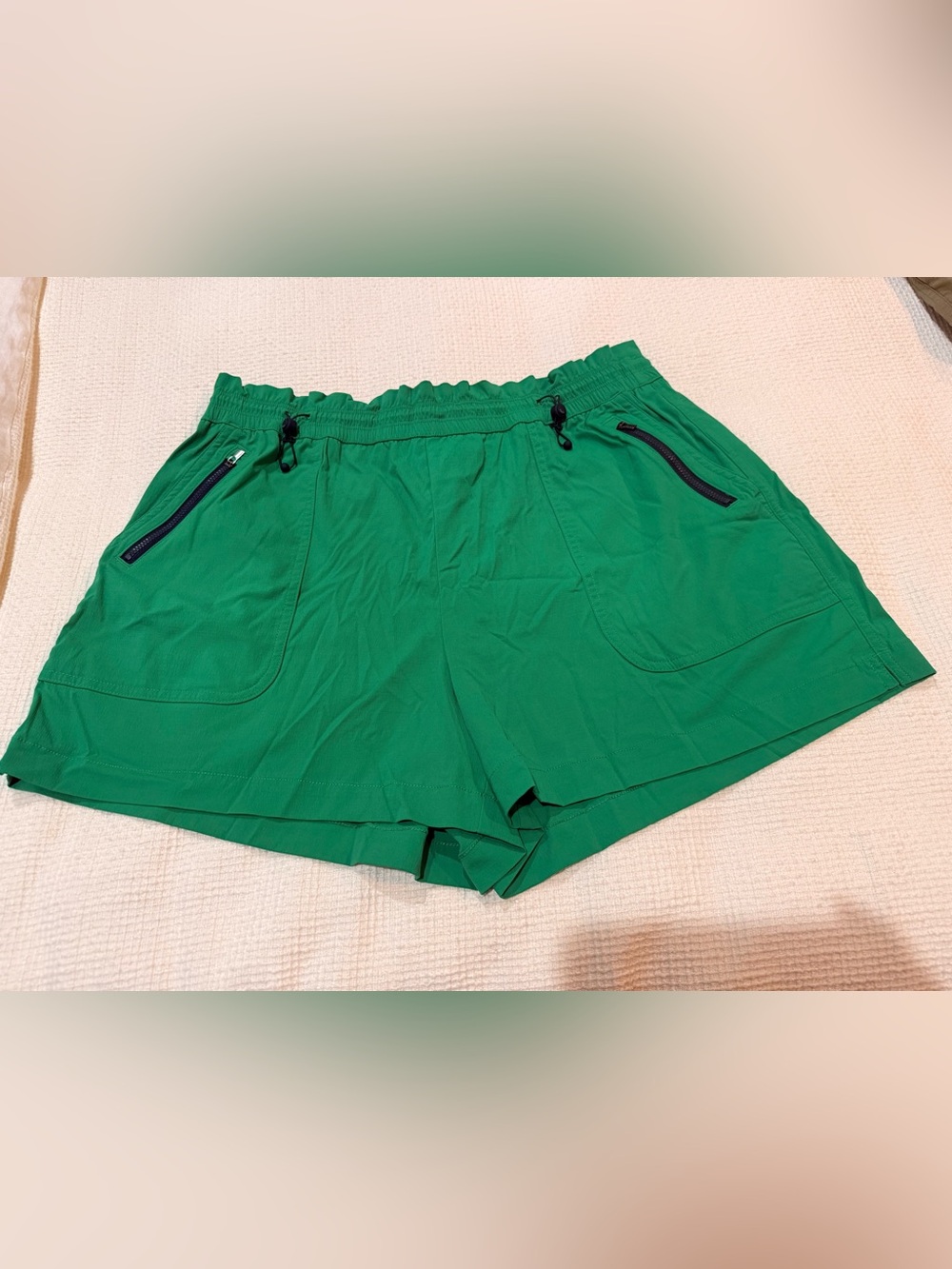 Athleta Trekkie Parachute Shorts, color Scout, size Large